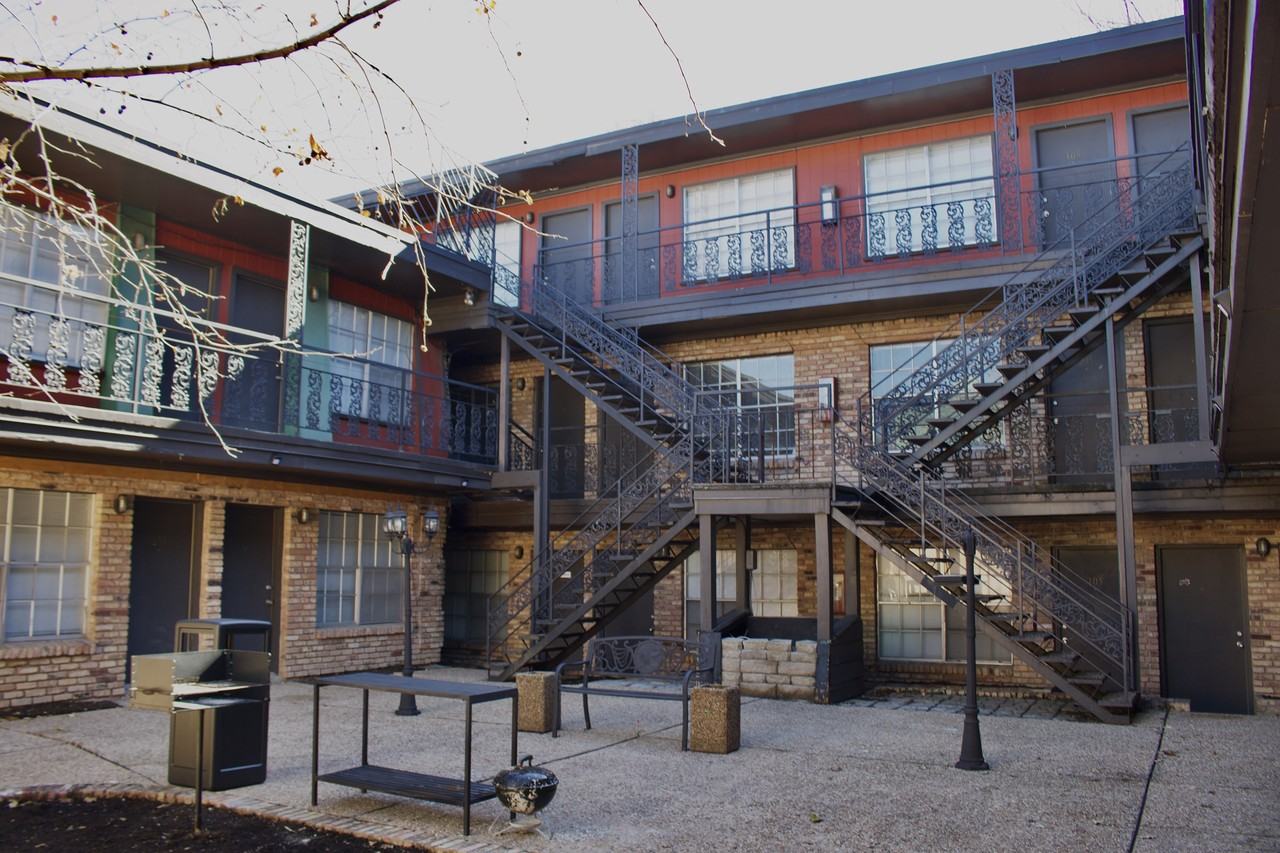 z071023Palisades Condominiums Apartments 311 E 31st St, Austin, TX