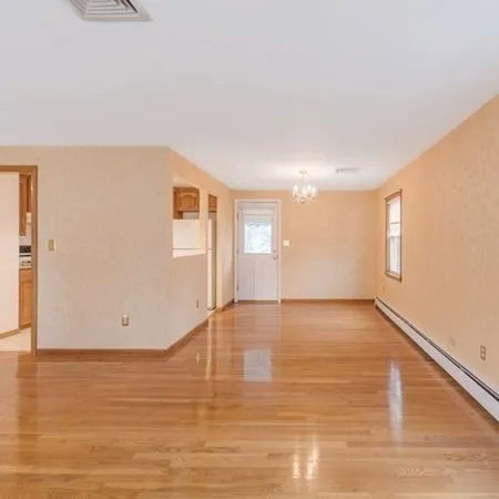 31 Sanford St - Photo 3 of 10