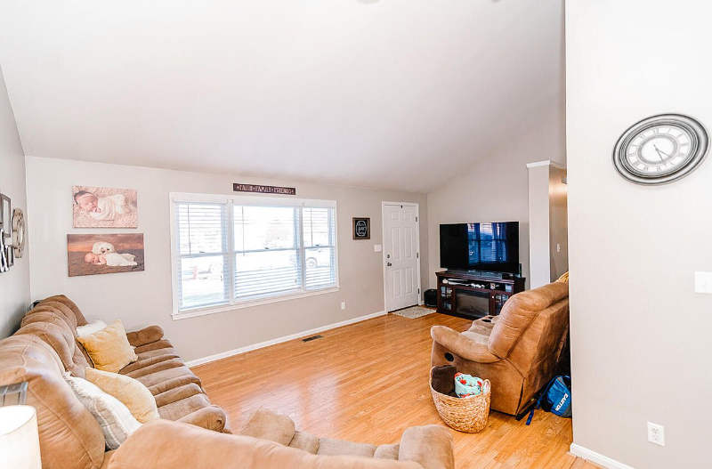 263 Raintree Dr - Photo 2 of 4