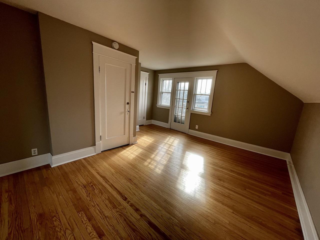 30 Cushing Pl Uppr - Photo 2 of 23