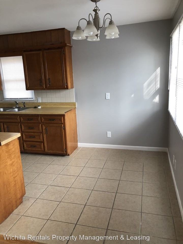 255 Dwight Ct - Photo 3 of 14