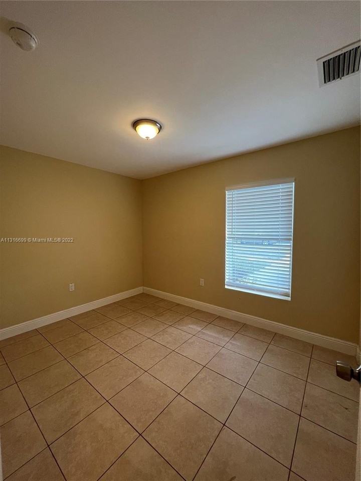 1835 Nw 94th St #1835 - Photo 3 of 8