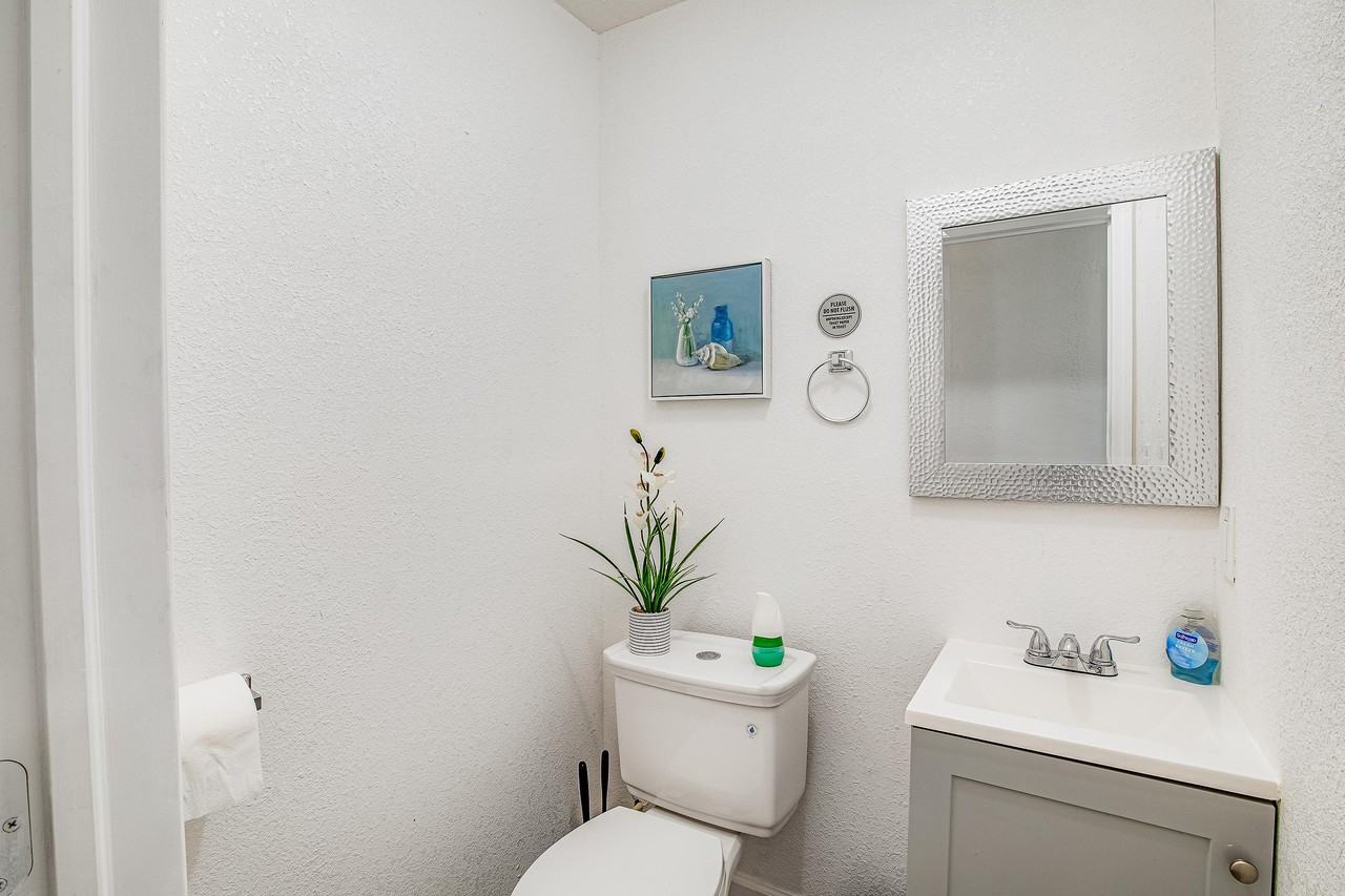 Phyllis St - Photo 2 of 10