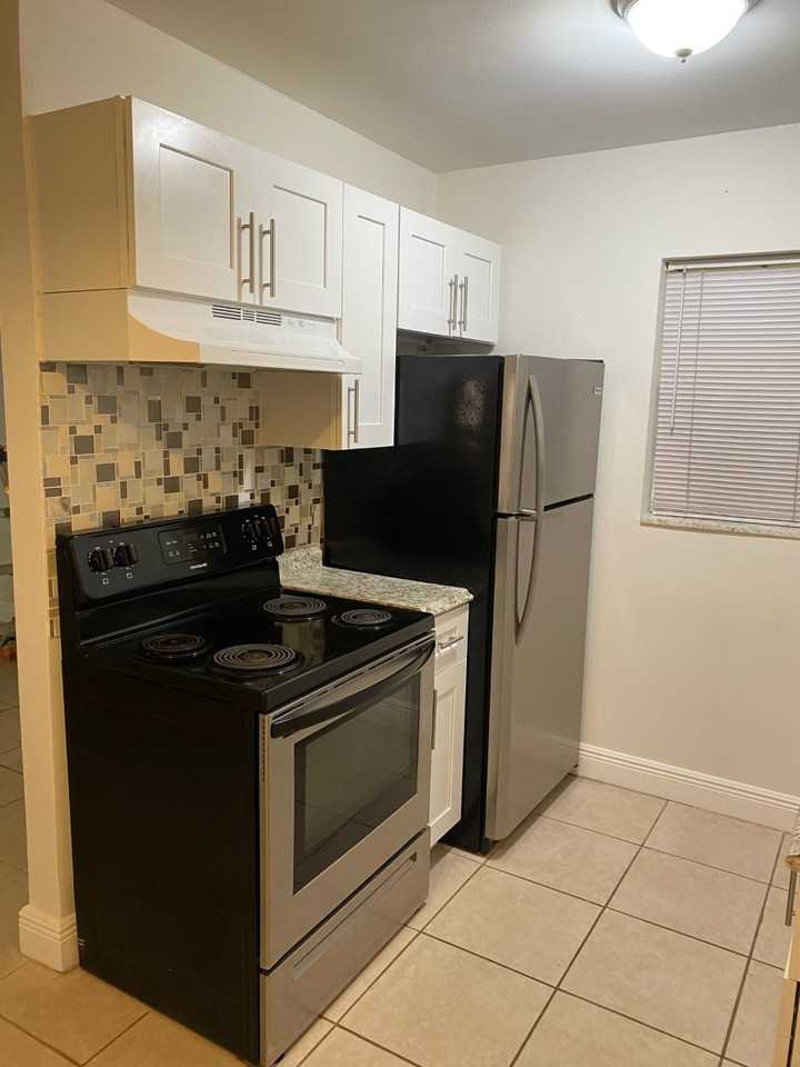 16 SW 9th Street - Photo 2 of 10