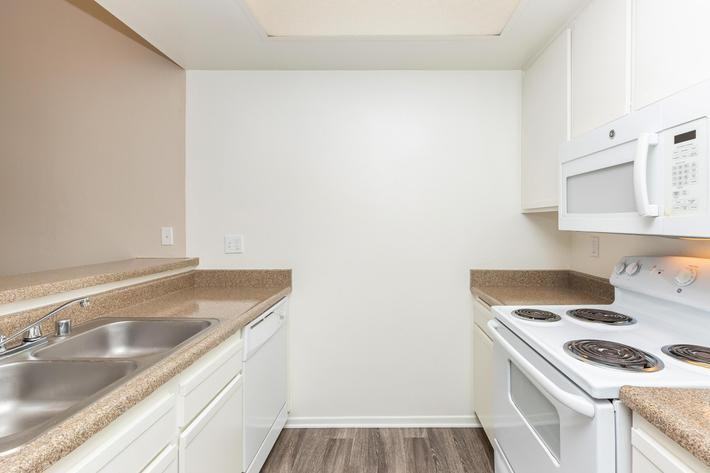 21141 Canada Rd - Photo 4 of 10