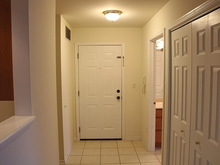 607 Cambridge Ct - Photo 2 of 7