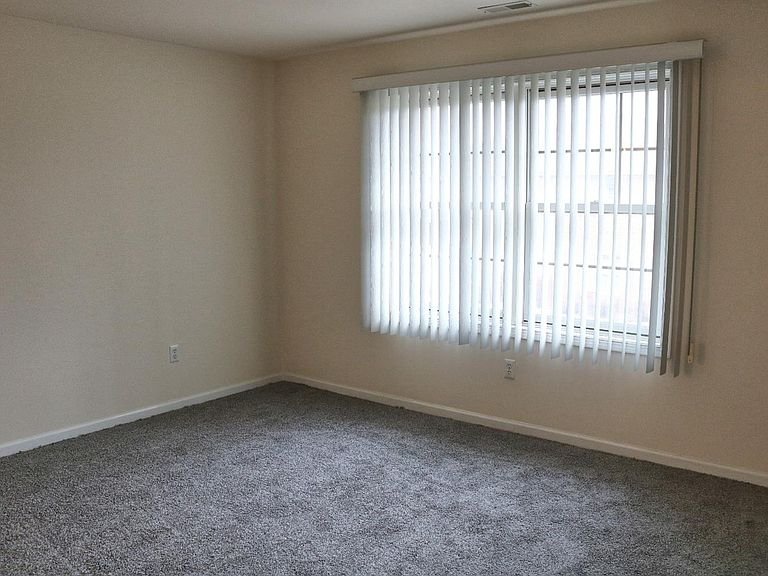 607 Cambridge Ct - Photo 3 of 7