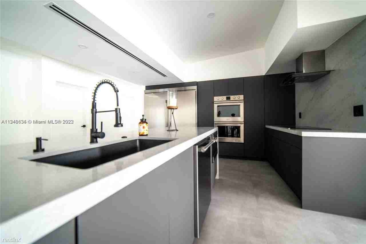 19920 Ne 21st Ave #0 - Photo 3 of 17