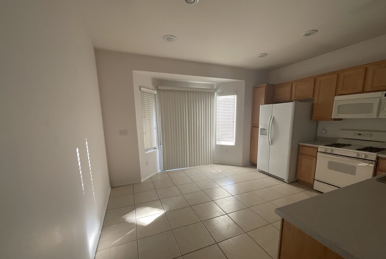 2823 Sapphire Desert Dr - Photo 3 of 7