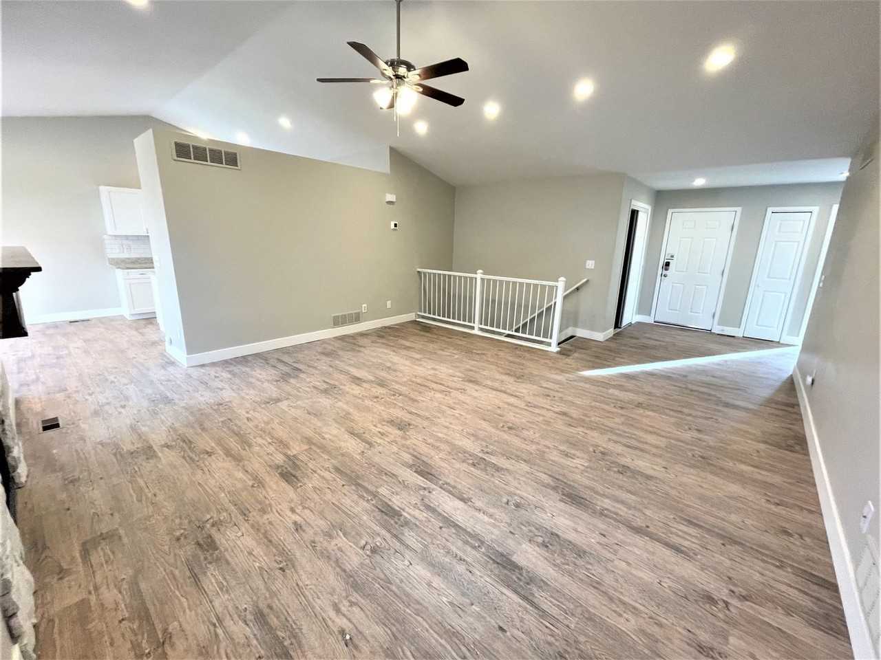 1290 Lords Hill Dr - Photo 2 of 34