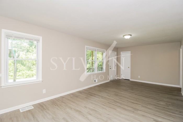 1631 Pendley Dr - Photo 3 of 14