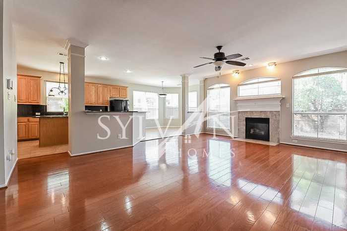 3325 Fallbrook Dr - Photo 3 of 15