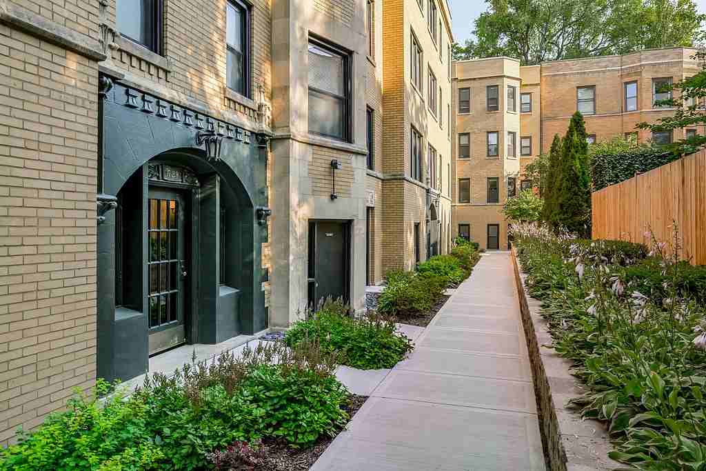 727-29 1/2 W. Briar Pl./715-27 W. California Terrace - Photo 2 of 12