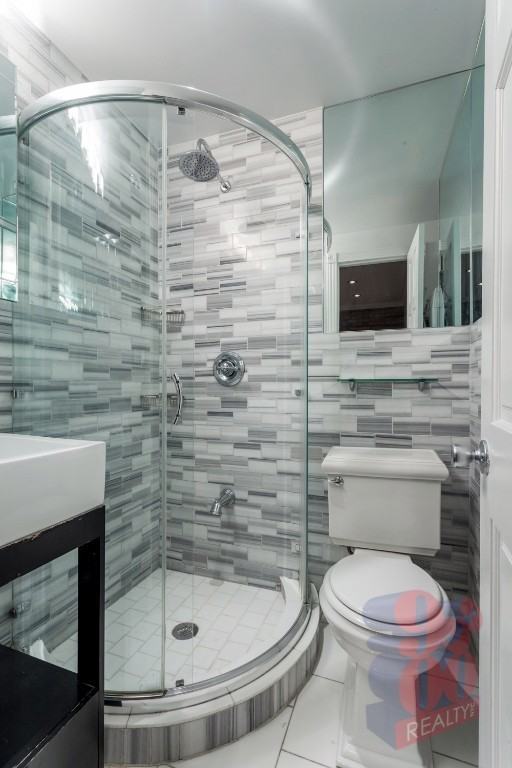 E 9th St #7 - Photo 5 of 5