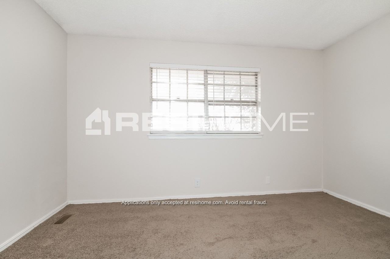 8520 Nw 92nd St - Photo 3 of 18