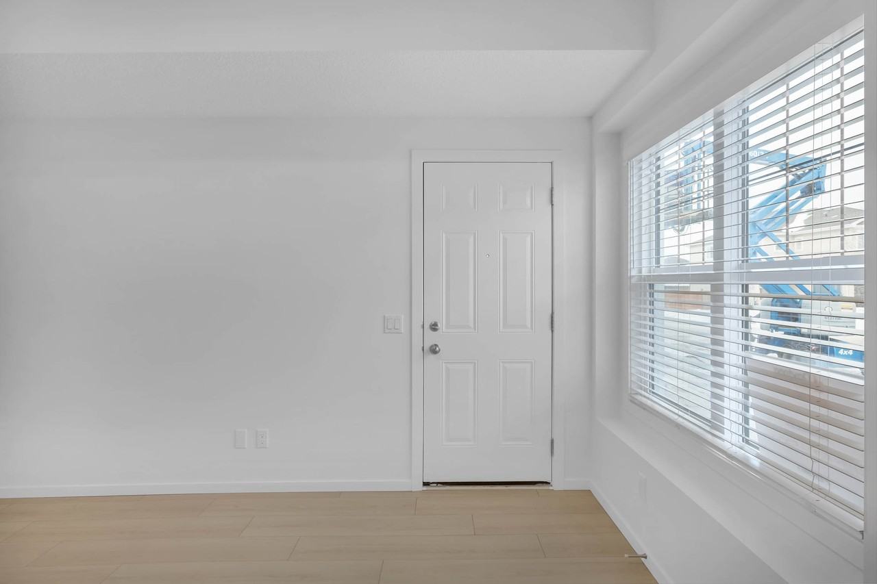 5225 21a Ave Sw - Photo 3 of 15