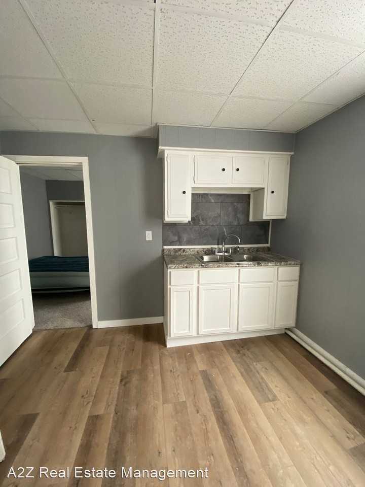 409 E 6th Street - Photo 3 of 23