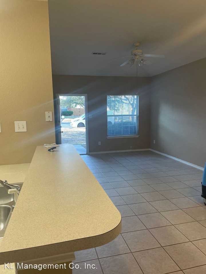 941 943 JENNI DR - Photo 2 of 25