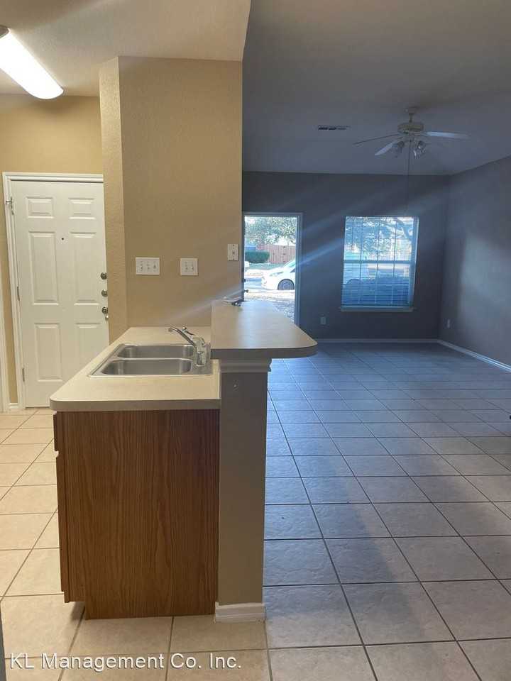 941 943 JENNI DR - Photo 3 of 25