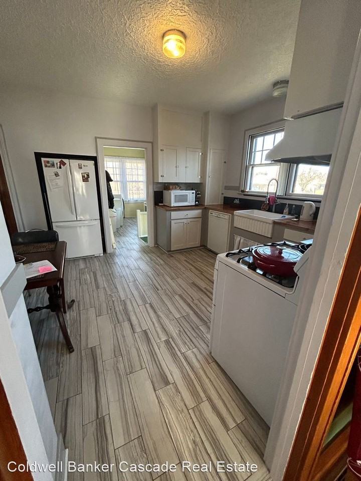 301 W Broadway St - Photo 2 of 25