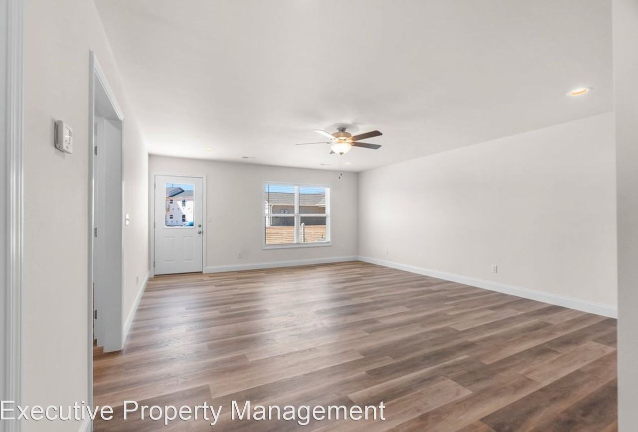 880/882 Highland Point Dr - Photo 2 of 12