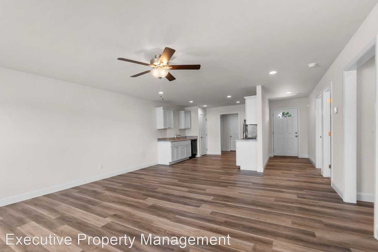 880/882 Highland Point Dr - Photo 3 of 12
