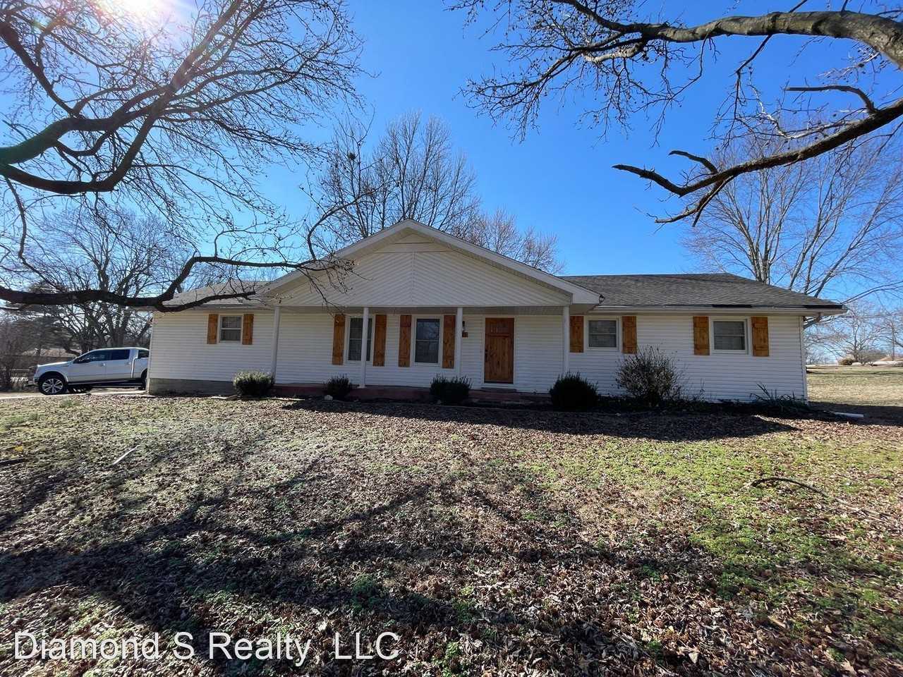 110 Southview Dr - Photo 2 of 21