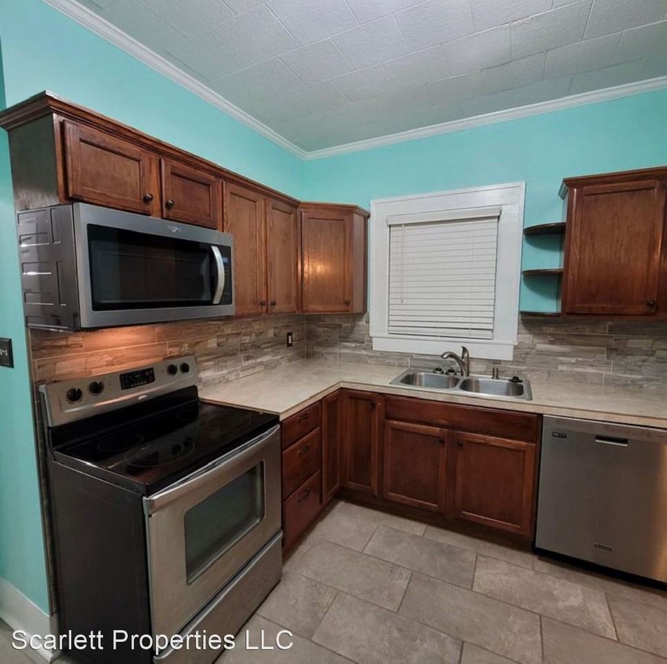 215 W D St - Photo 3 of 24