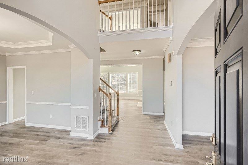105 Wessex Ct - Photo 3 of 19