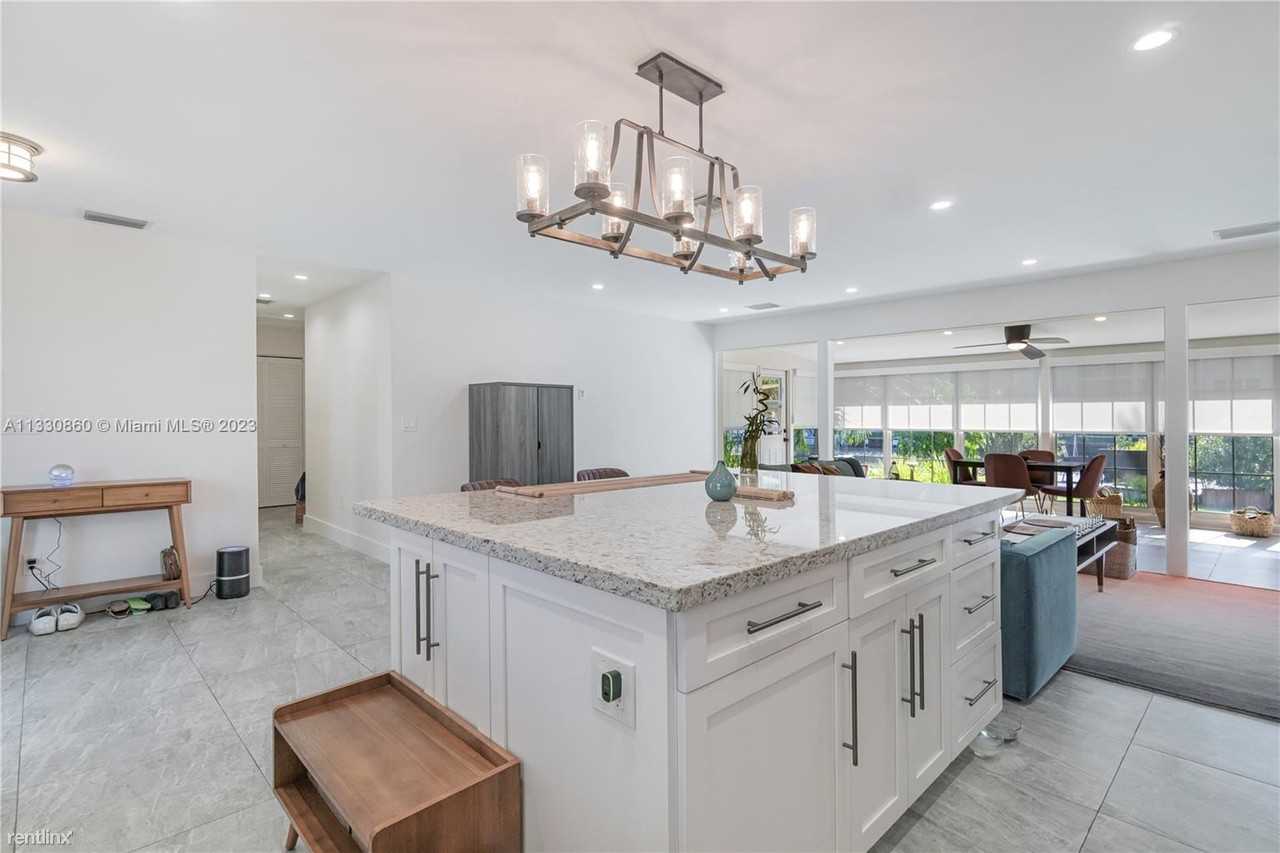 1612 Se 14th St - Photo 2 of 15