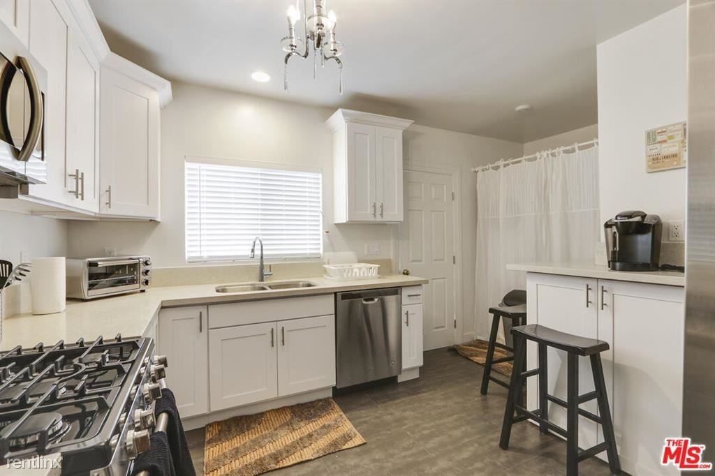 838 N Sycamore Ave - Photo 2 of 10