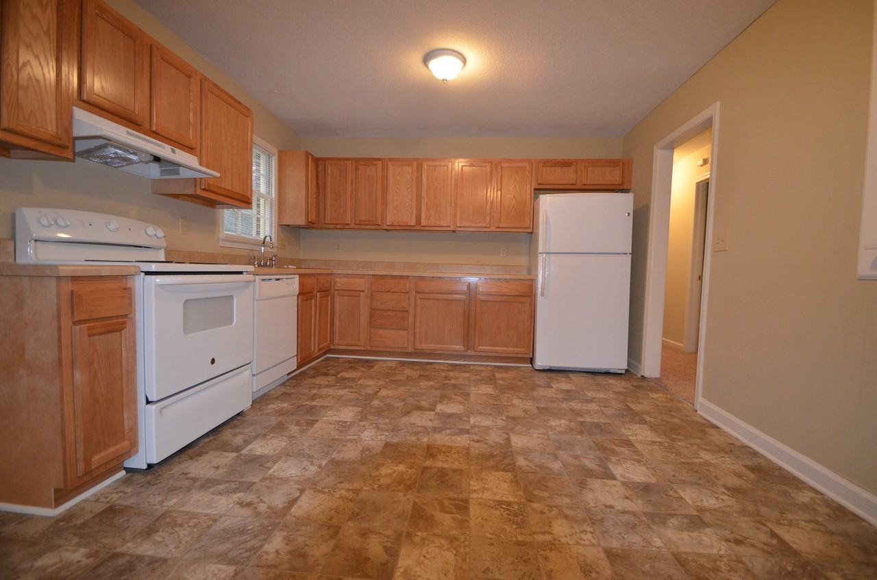 3320 Warwick Dr - Photo 3 of 9