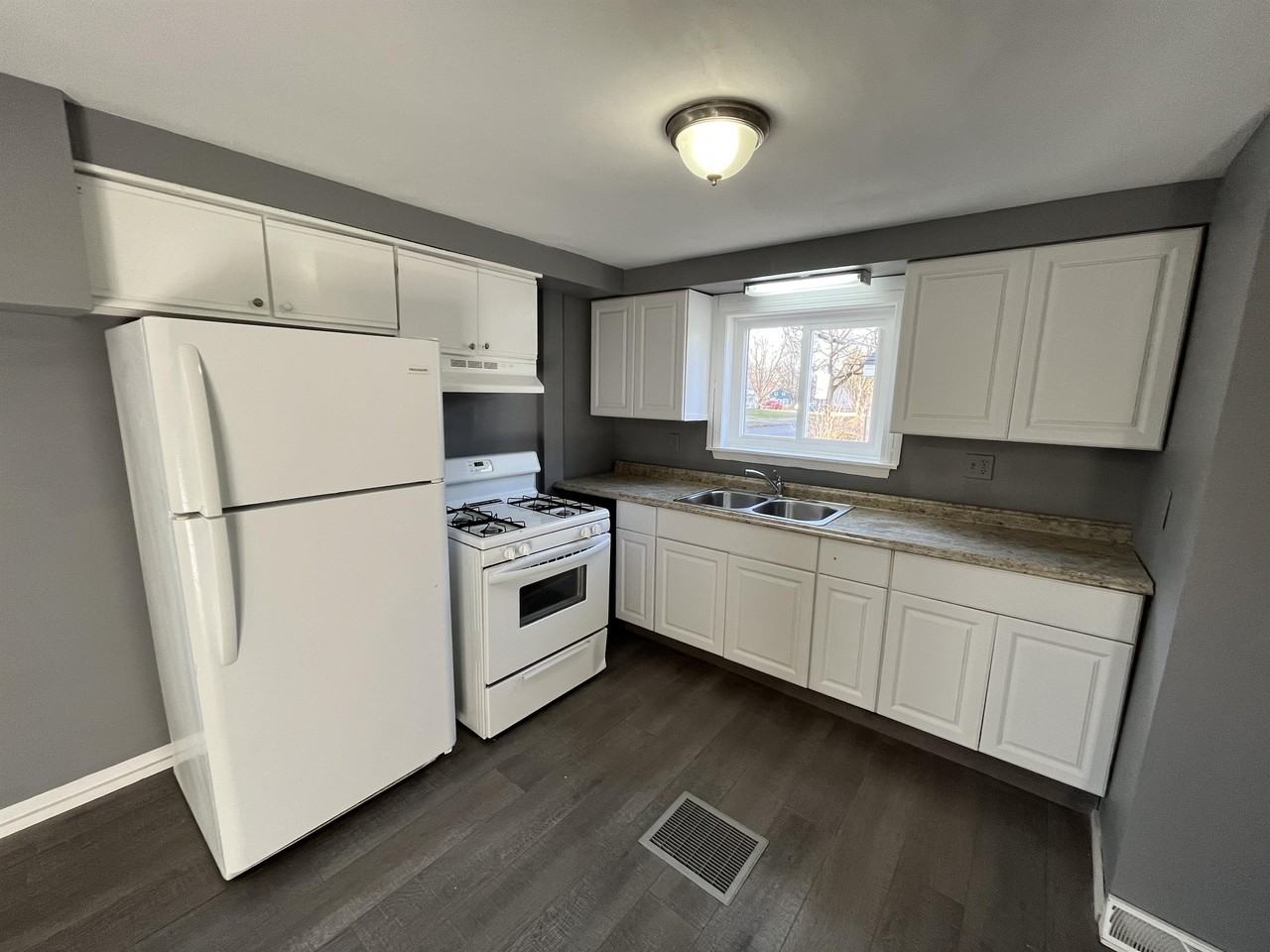 285 Clinton St #1 - Photo 5 of 16