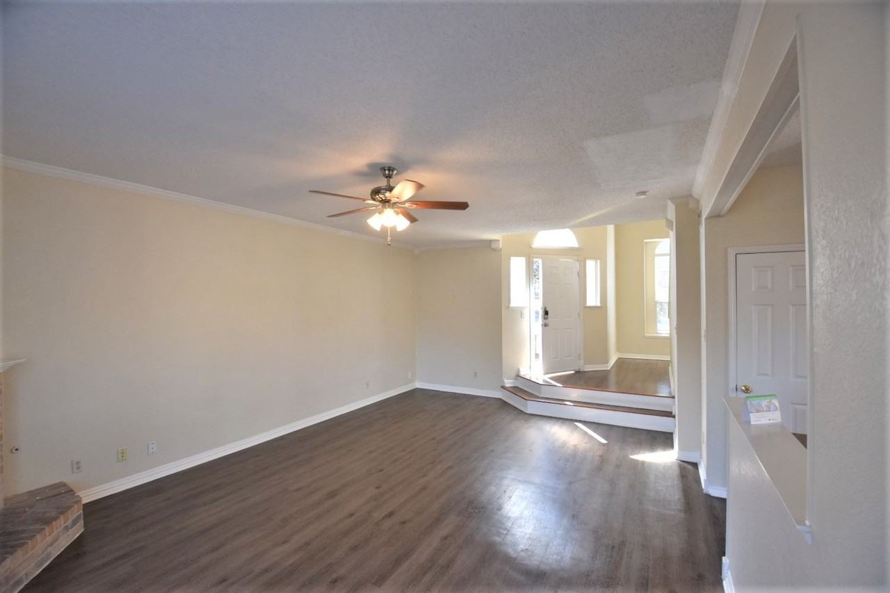 1004 Lake Bluff Ct - Photo 3 of 16