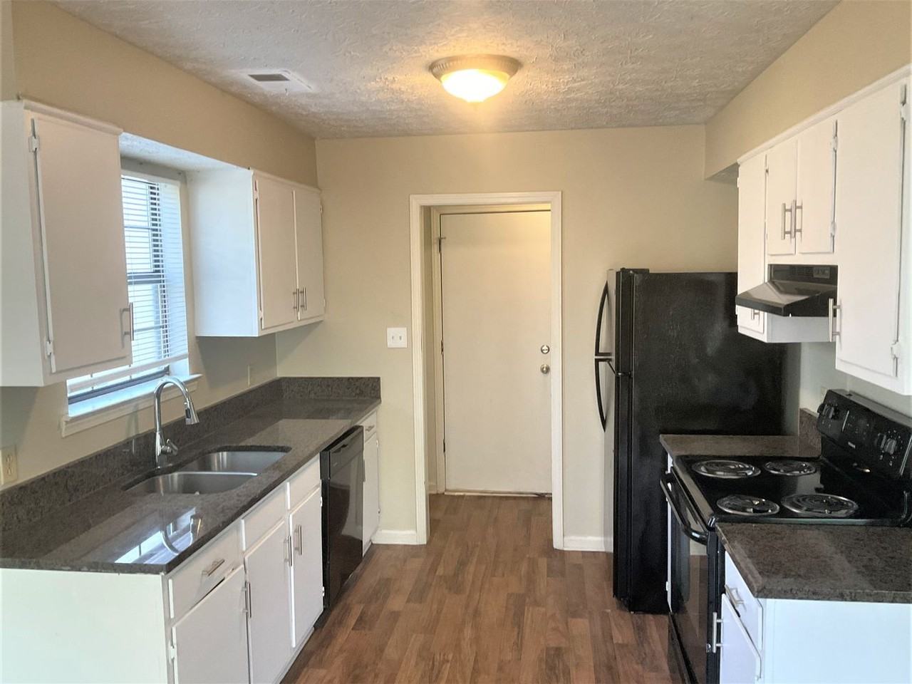 465 Lakeshore Dr - Photo 3 of 12