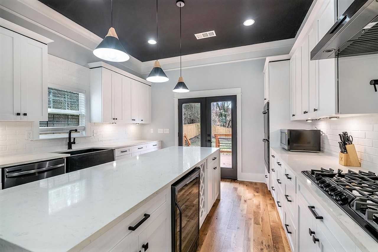 Newly built Oakcliff Craftsman home with fenced backyard - Photo 5 of 30