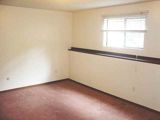 942 Avenue C - Photo 4 of 7