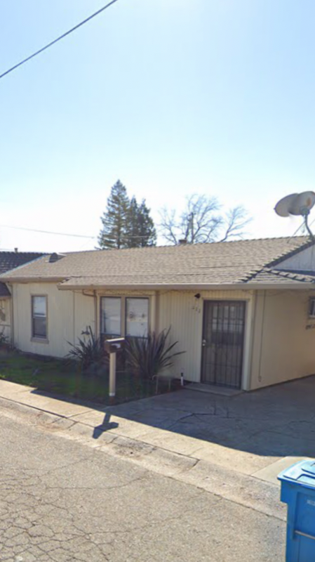411 E St - Photo 2 of 6