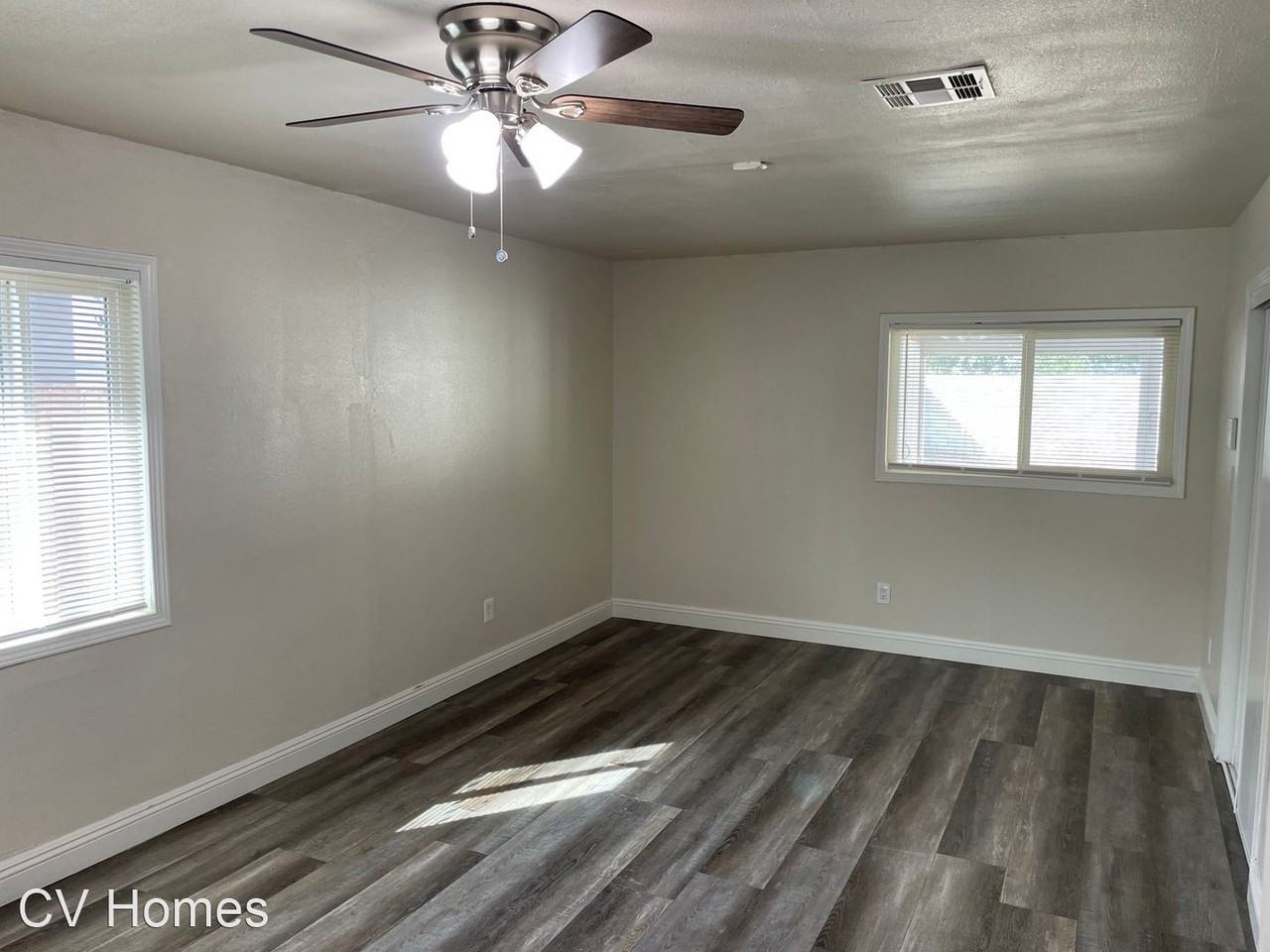 840 W 19th St - Photo 2 of 13