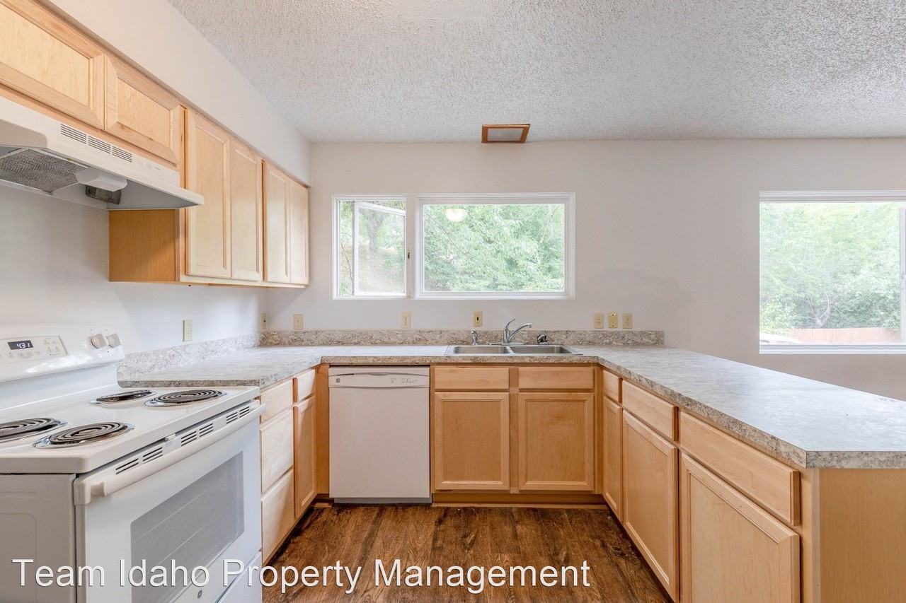 1127 King Street - Photo 3 of 19