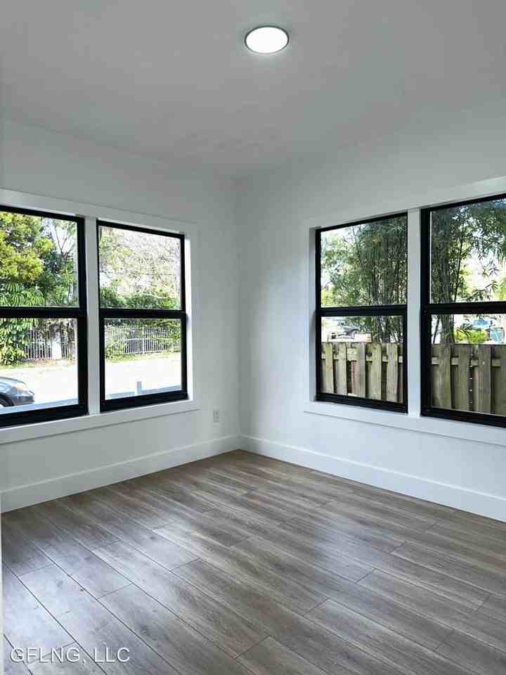 842 Southwest 2nd Street - Photo 2 of 5