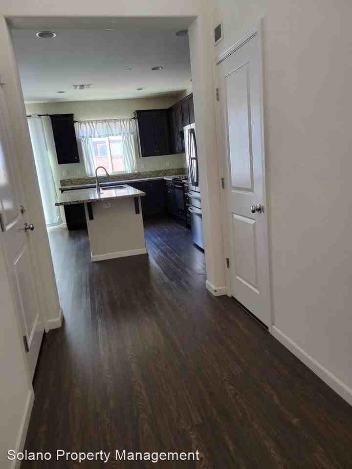 1195 Dartmouth Cir - Photo 2 of 30