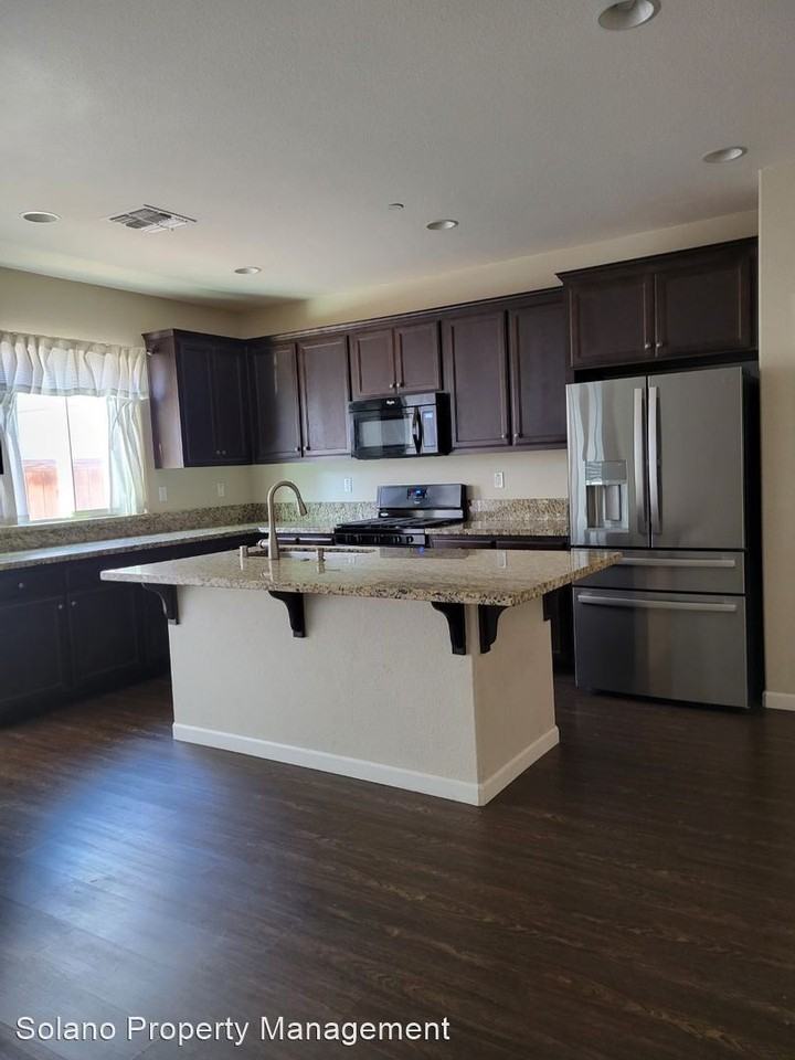 1195 Dartmouth Cir - Photo 3 of 30