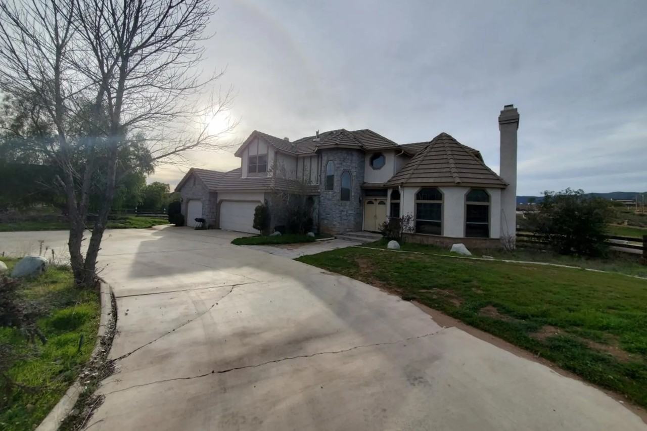 33635 Chrisco St - Photo 2 of 4