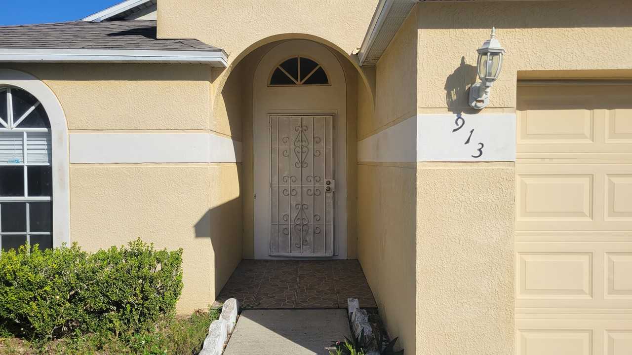 913 Stallion Way - Photo 3 of 30