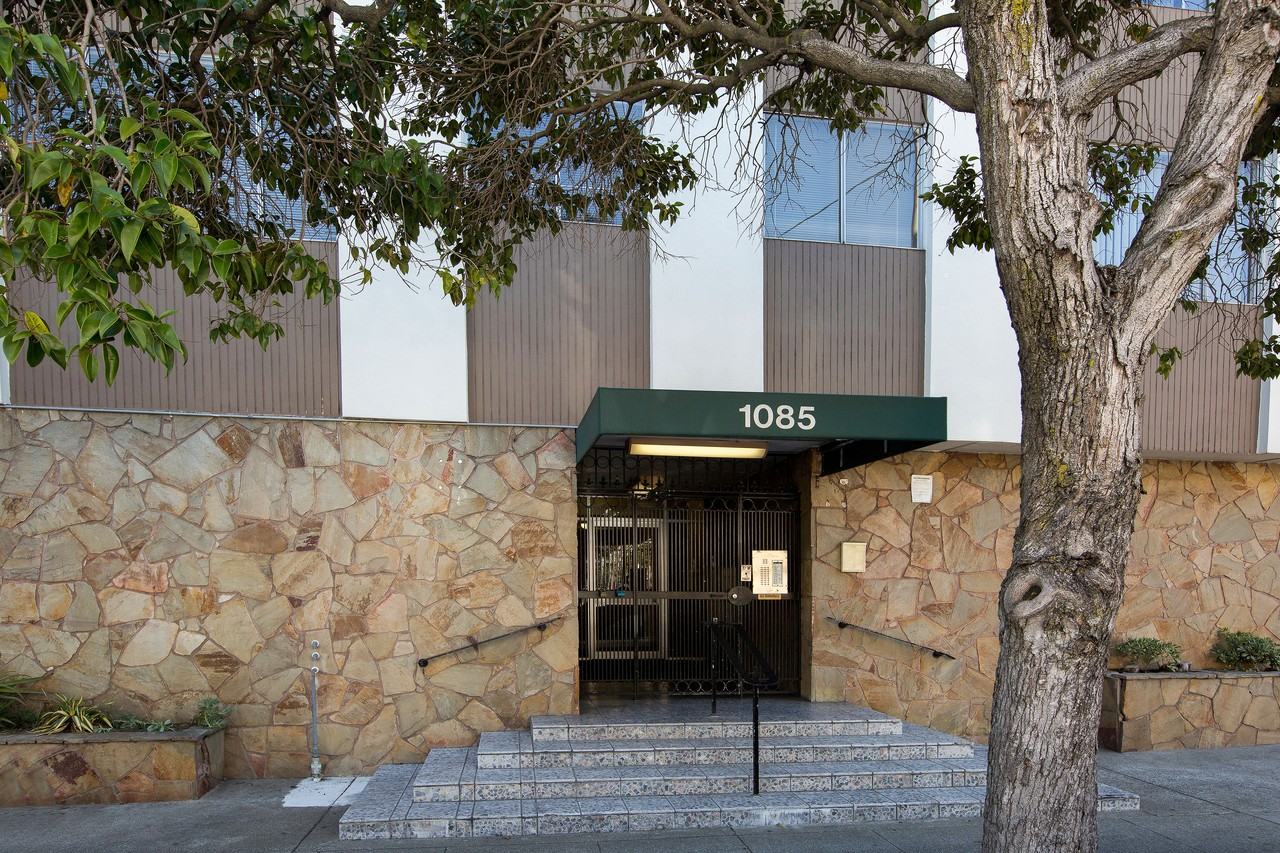 1085 S Van Ness Ave - Photo 2 of 12