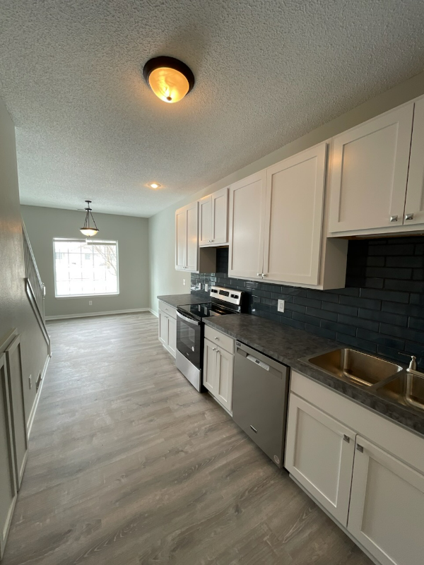 94 Bridgewater Trl - Photo 3 of 6