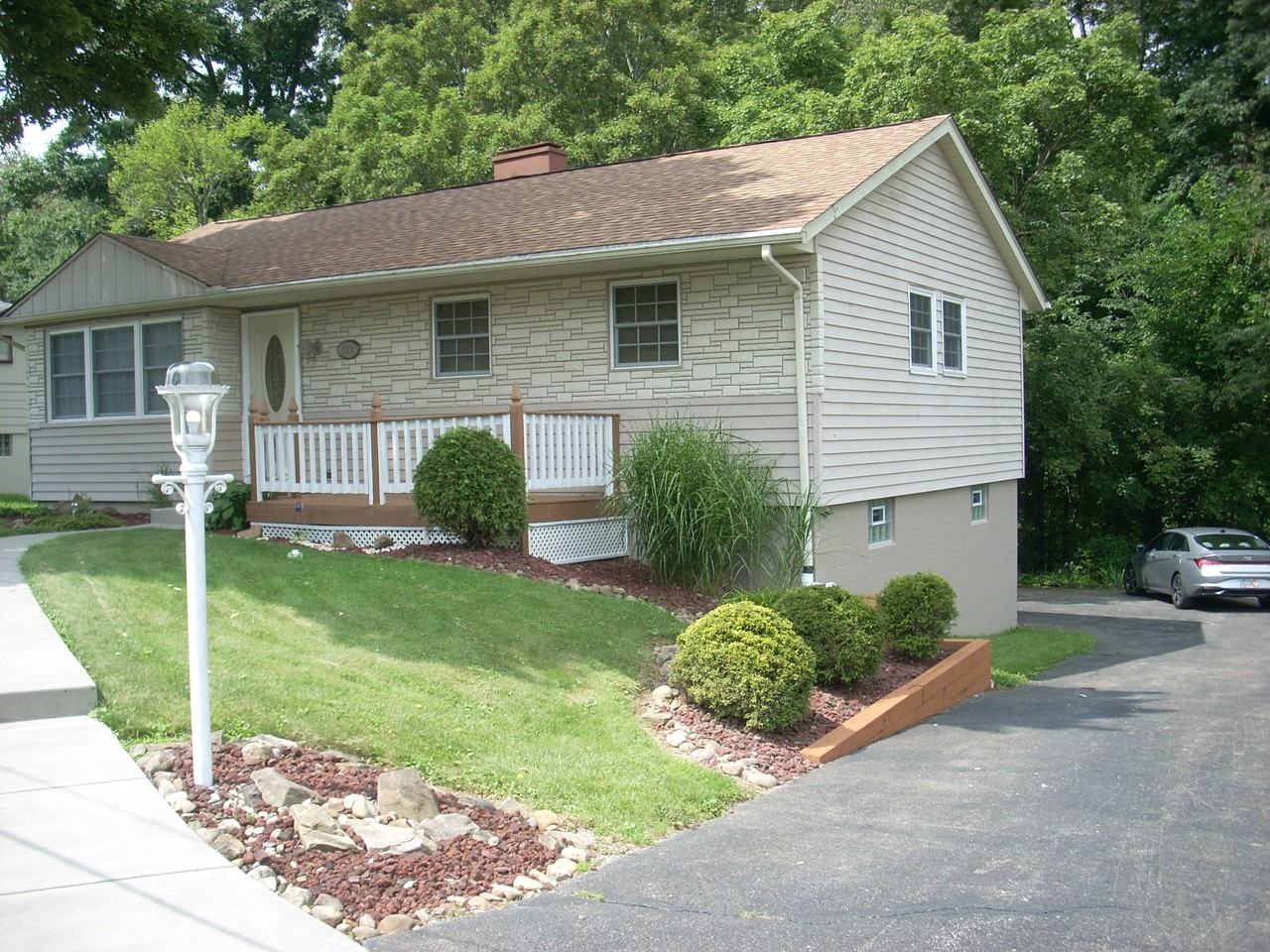 322 Pine St - Photo 2 of 11