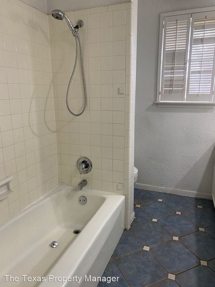 205 Oak Crest Ln - Photo 2 of 36