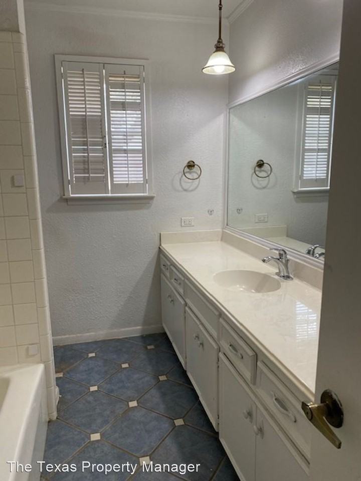 205 Oak Crest Ln - Photo 3 of 36